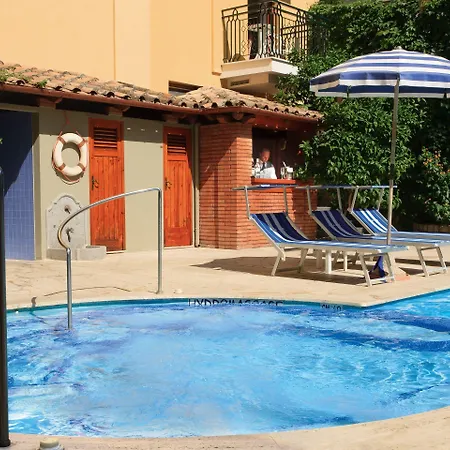 德拉维尔大酒店 4*