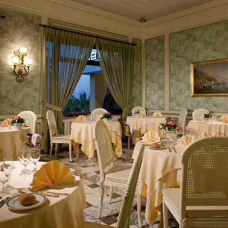 德拉维尔大酒店