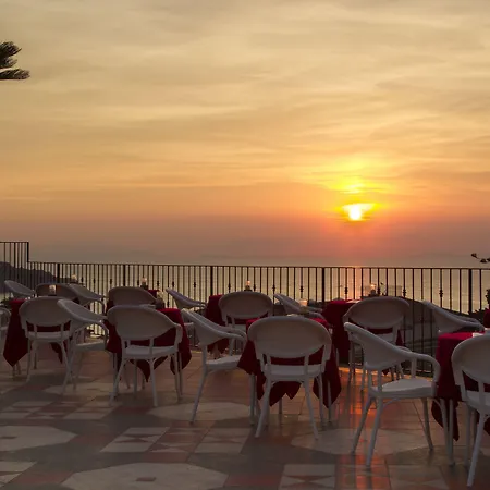 德拉维尔大酒店 4*